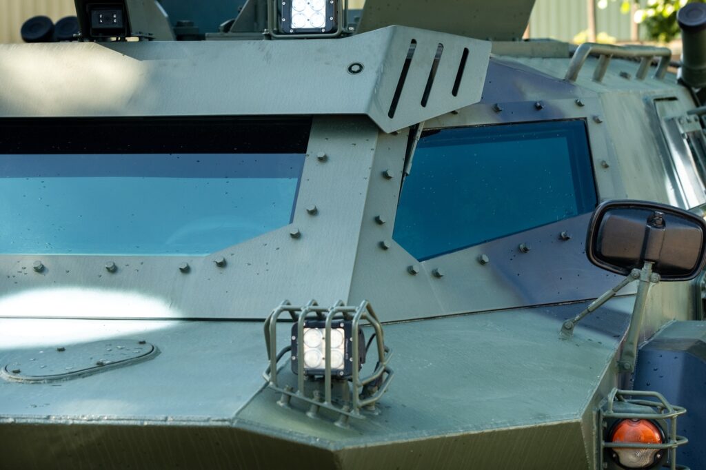 SUV blindado militar de cor verde. Conceito militar